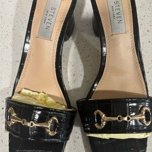 Seven7 Black and Gold Heels with Elegant Design